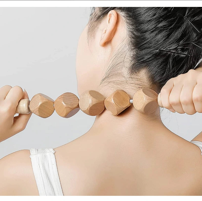 Anti-cellulite wooden roller massaging thighs